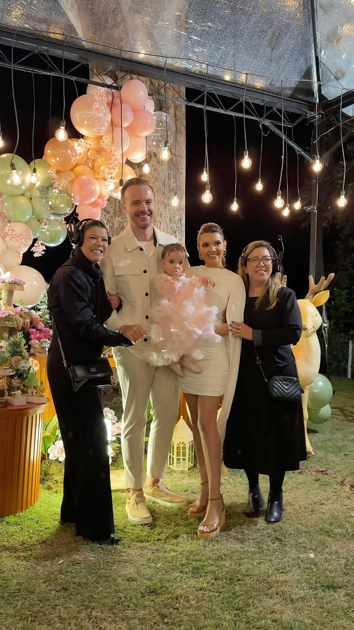 Família reunida em festa de primeiro aniversário decorada com balões