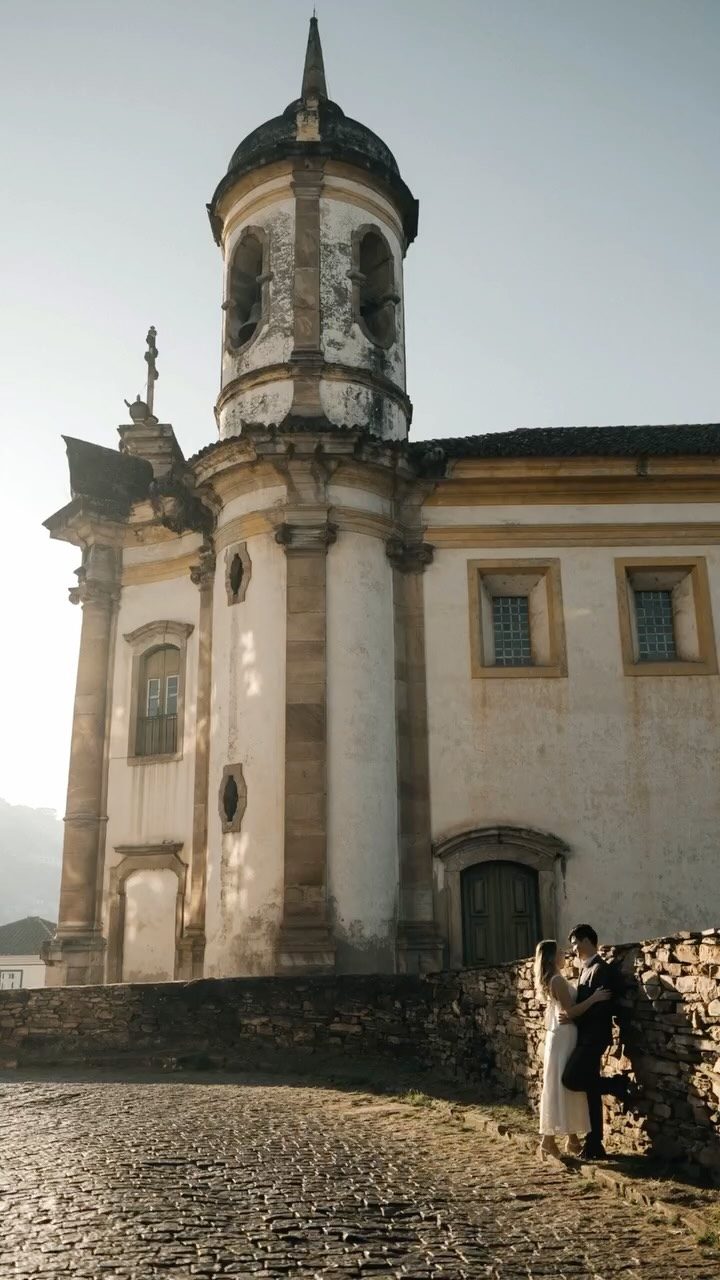 Casal diante de igreja histórica em Ouro Preto